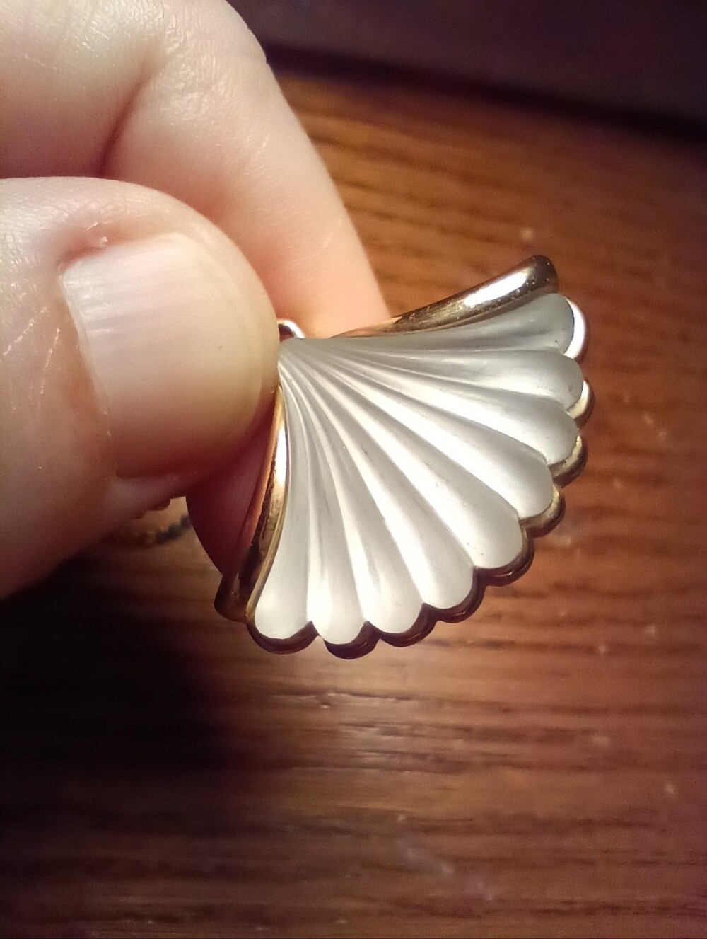 Vtg. Avon White Frosted Scalloped Seashell Pendant On 14.5" Gold Tone Chain - Picture 8 of 8